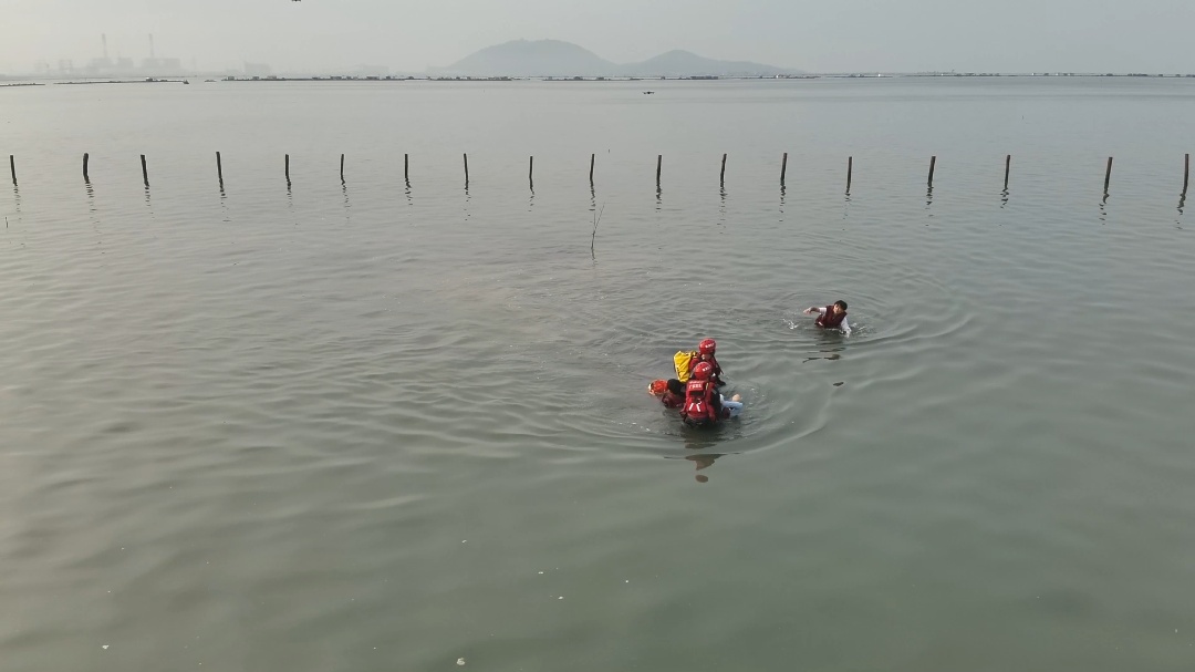 凌晨赶海太忘我，回头一看来时路没了……