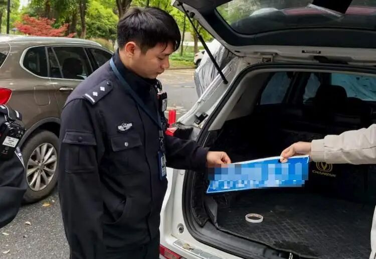 上海男子为逃千元停车费，竟套用邻居车牌出入小区，自以为天衣无缝，结果……