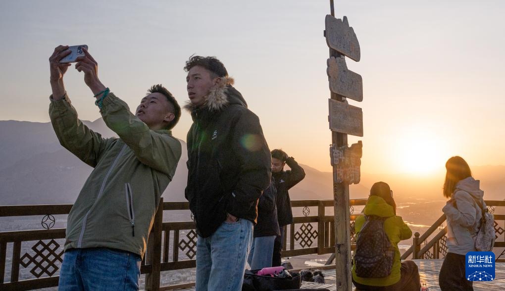 满目青绿映拉萨 南山观景正当时