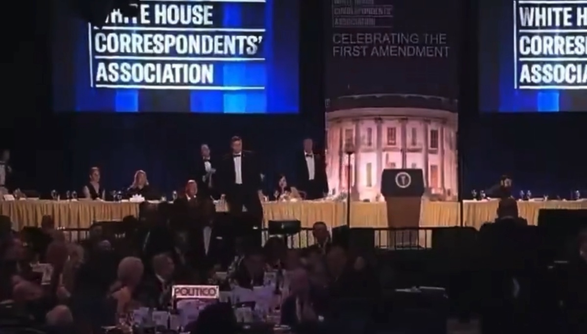 白宫记协晚宴安全事件嫌疑人身份确认，其持霰弹枪试图突破安保