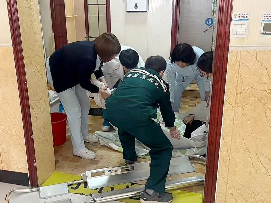 24岁宝妈医院陪孩子输液，不知怀二胎在厕所意外分娩，新生儿直接掉地上！