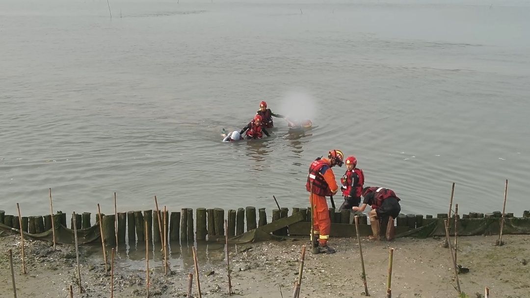 凌晨赶海太忘我，回头一看来时路没了……