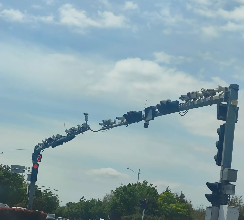 “鸟来了都没地方落”，警方通报一道路立杆安装多个摄像头