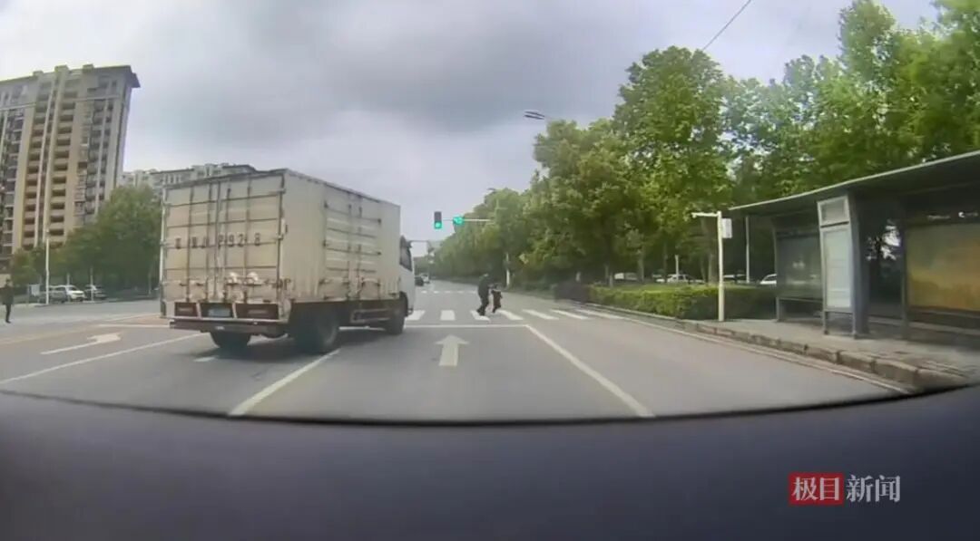 全网寻找鄂WJP928司机！武汉警方：依法不予处罚