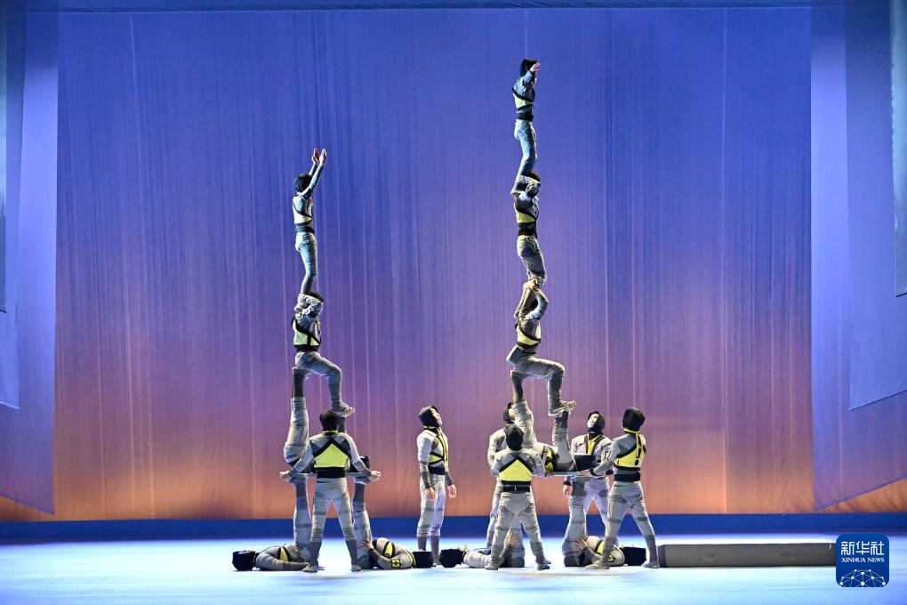 杂技剧《天鹅》展翅莫斯科大剧院