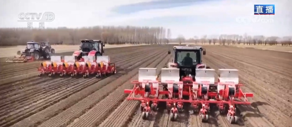 “智能机械+科学种植”让玉米播种按下“快进键” 智慧春耕高效推进