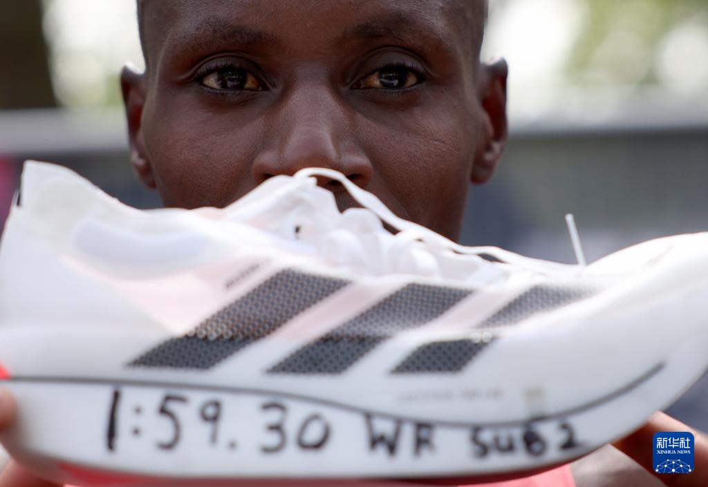 马拉松——萨维破世界纪录 成为正式比赛“破2”第一人