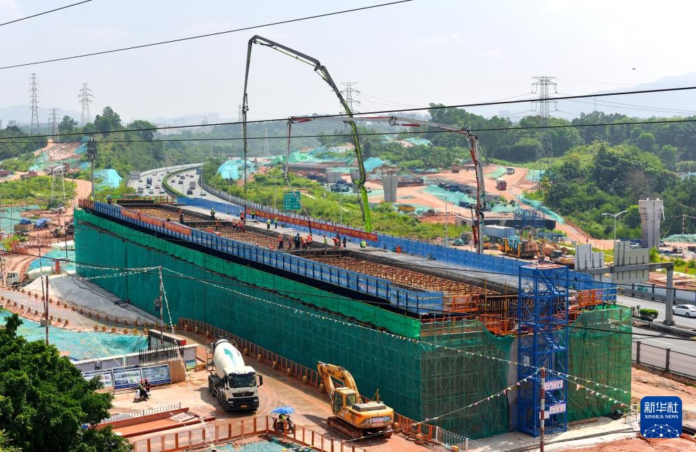 深圳机荷高速改扩建工程浇筑首块现浇梁