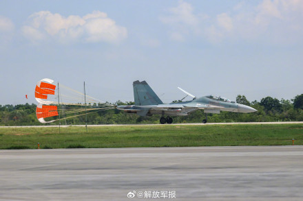 氛围感拉满！战鹰与蓝天超适配