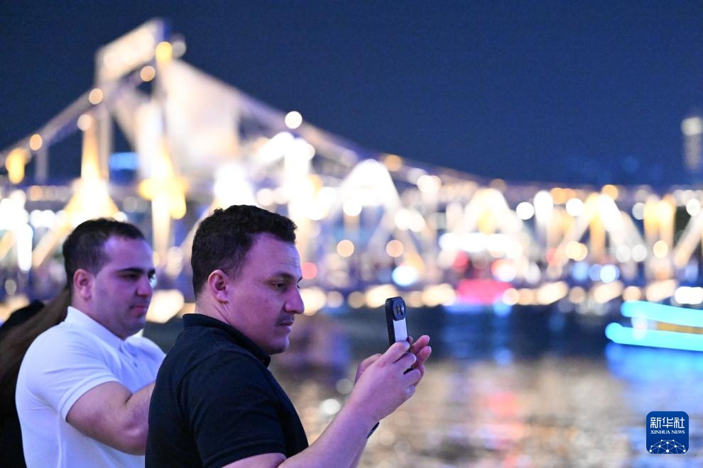 津城夜色揽宾客