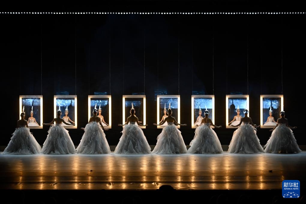 杂技剧《天鹅》展翅莫斯科大剧院