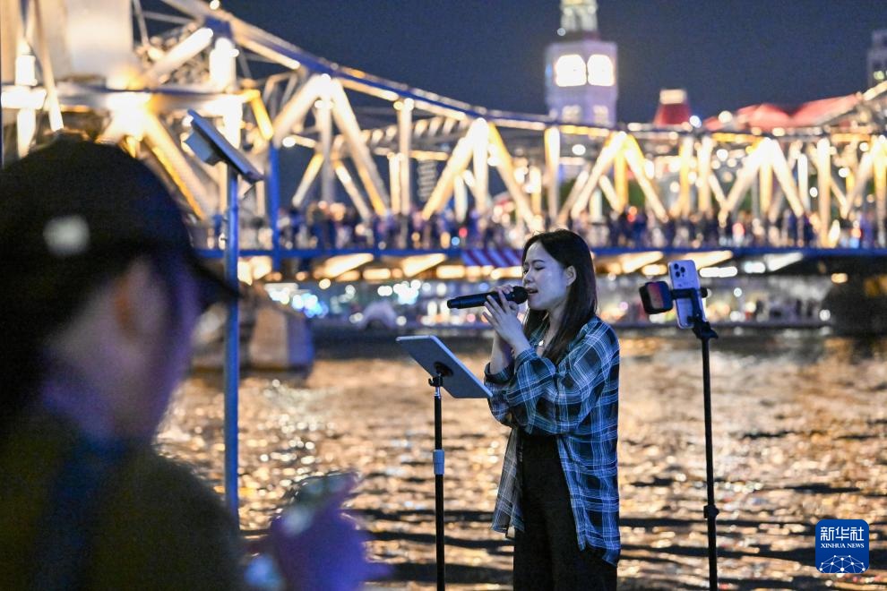 津城夜色揽宾客