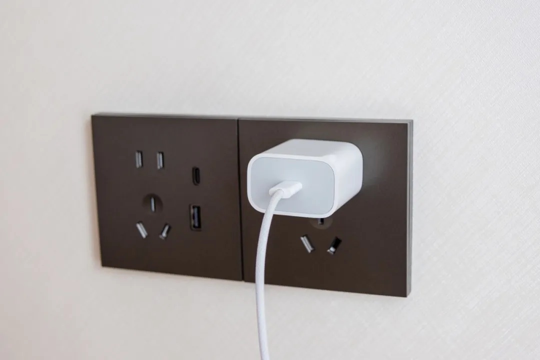 长期不拔充电器？当心惹火！