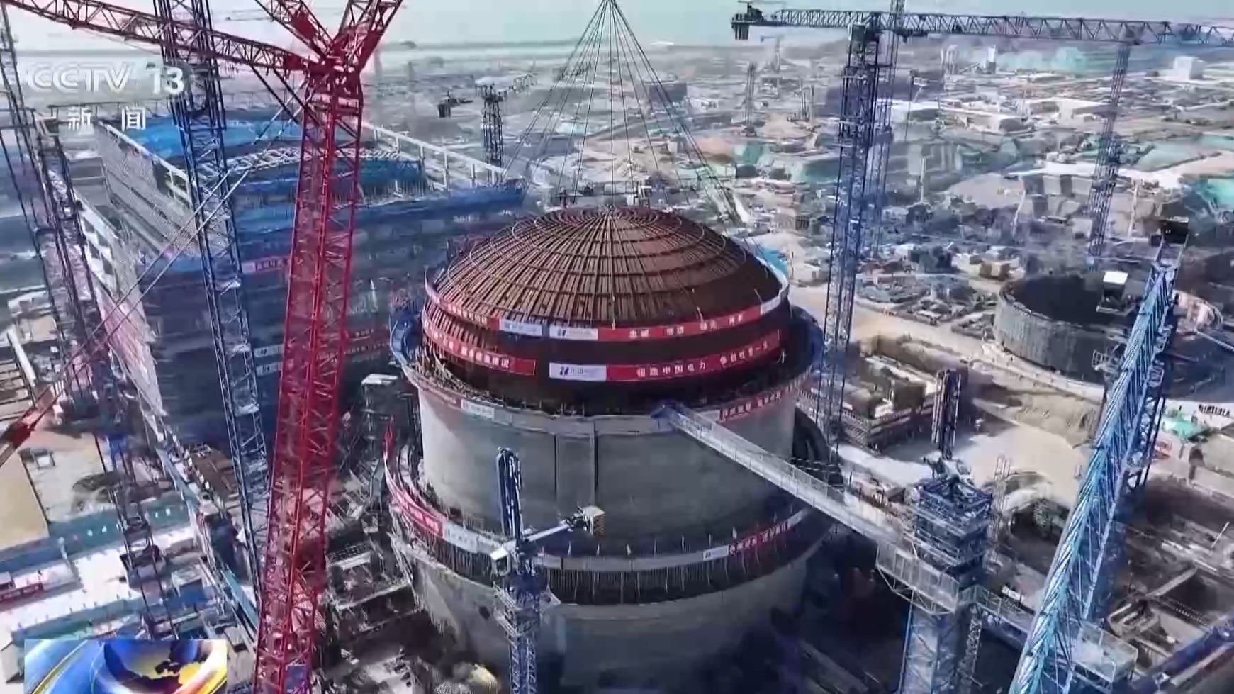 “华龙一号”核电项目1号机组内穹顶吊装完成