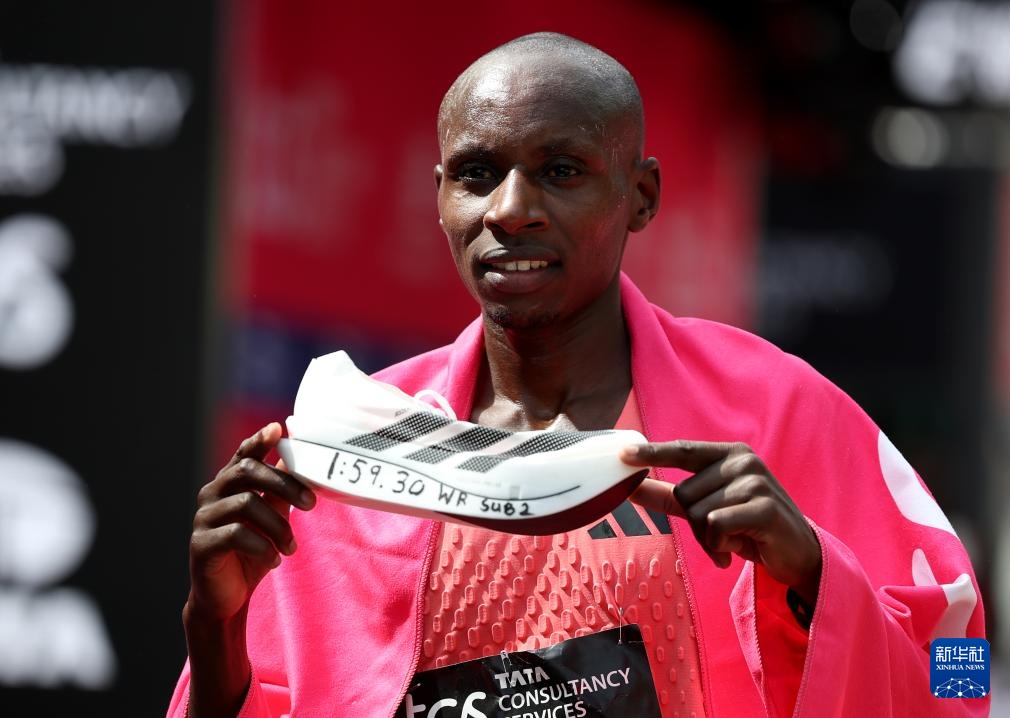 马拉松——萨维破世界纪录 成为正式比赛“破2”第一人