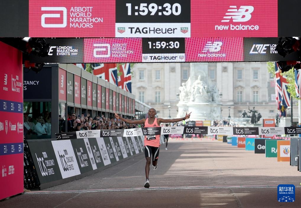 马拉松——萨维破世界纪录 成为正式比赛“破2”第一人