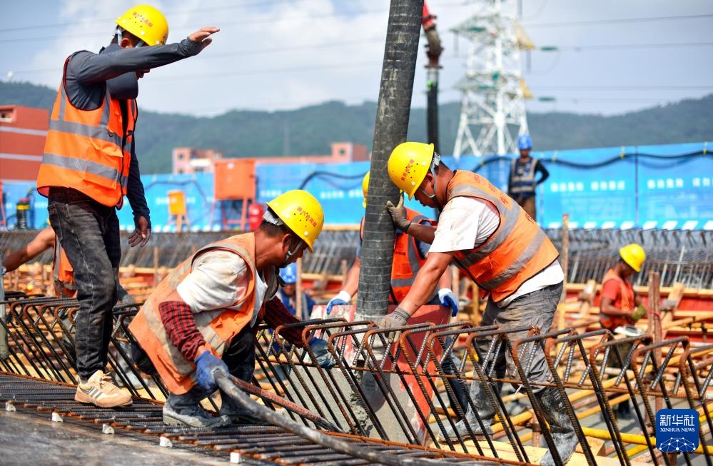 深圳机荷高速改扩建工程浇筑首块现浇梁