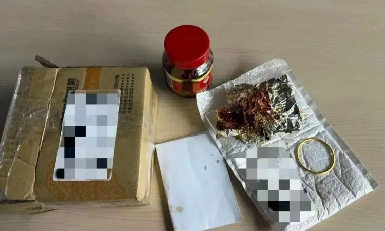 这瓶豆瓣酱不对劲！一快递员立即报警，60岁大妈彻底傻眼