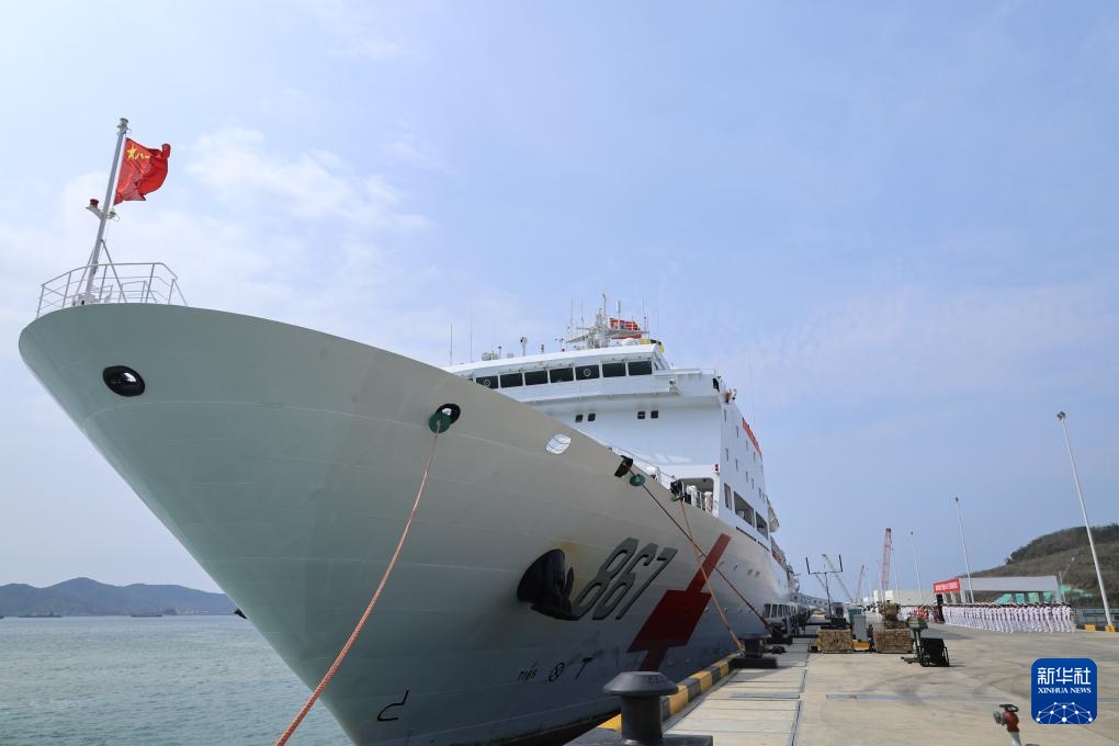 中国海军“丝路方舟”号医院船圆满完成“和谐使命-2025”任务归国