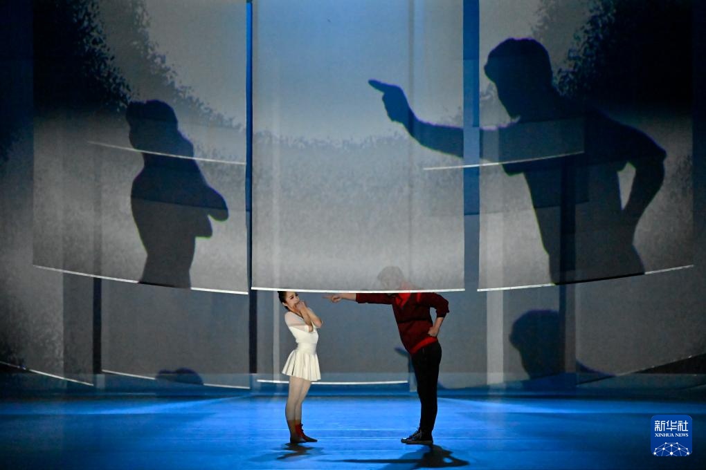 杂技剧《天鹅》展翅莫斯科大剧院