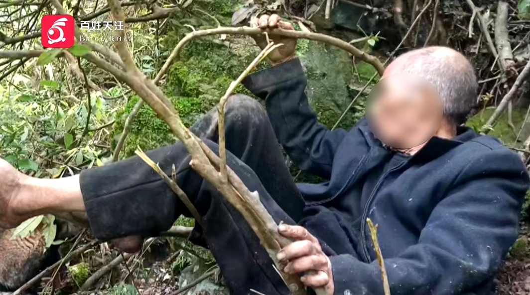 贵州八旬老人上山采药，被卡树枝失联一夜，最后：汪汪队立大功