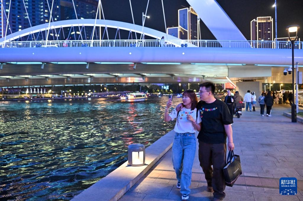 津城夜色揽宾客