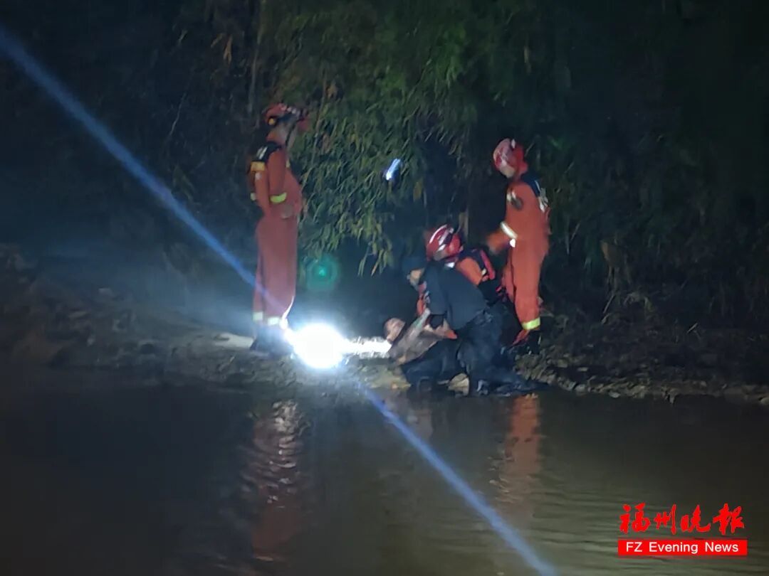 反转了！他竟是在逃人员！福州警方当场抓获