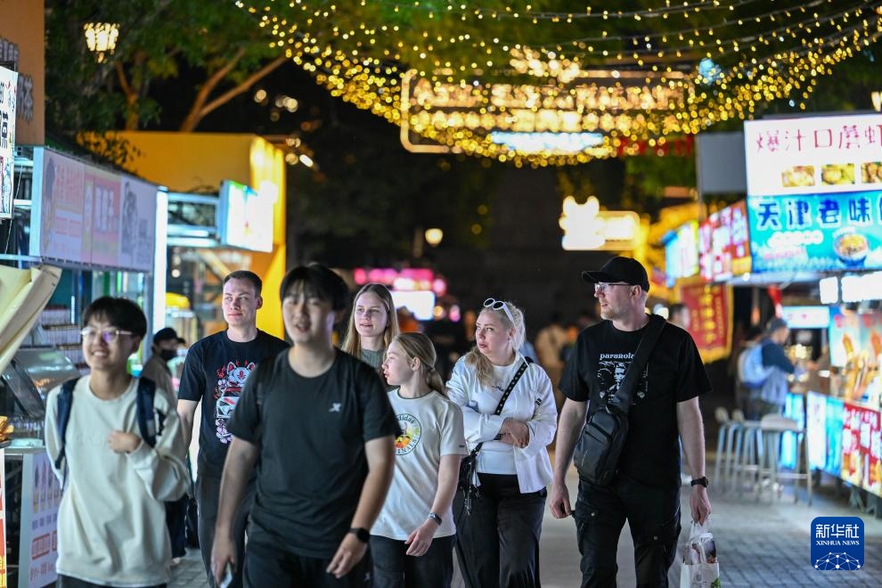 津城夜色揽宾客