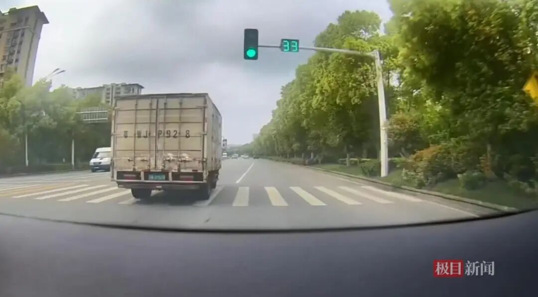 全网寻找鄂WJP928司机！武汉警方：依法不予处罚