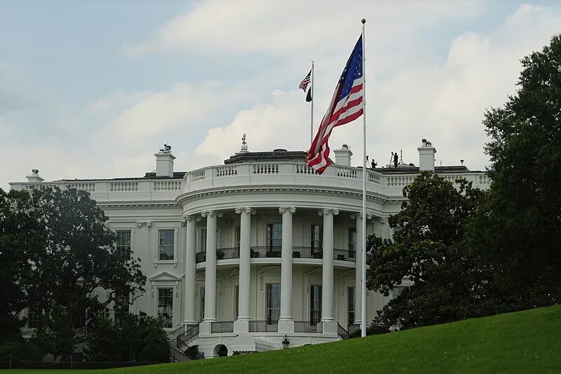 因安全事件撤离白宫记协晚宴后，特朗普回到白宫举行新闻发布会