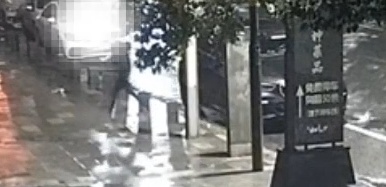 男子车旁捡到300元以为走运，打开车门发现车里3.8万元现金已被偷光