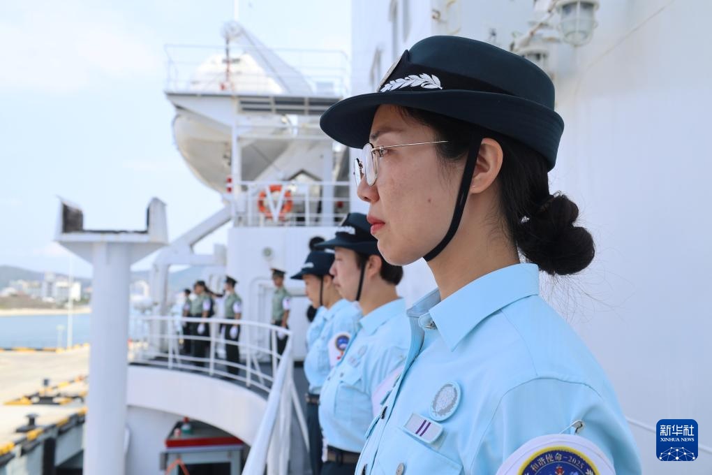 中国海军“丝路方舟”号医院船圆满完成“和谐使命-2025”任务归国