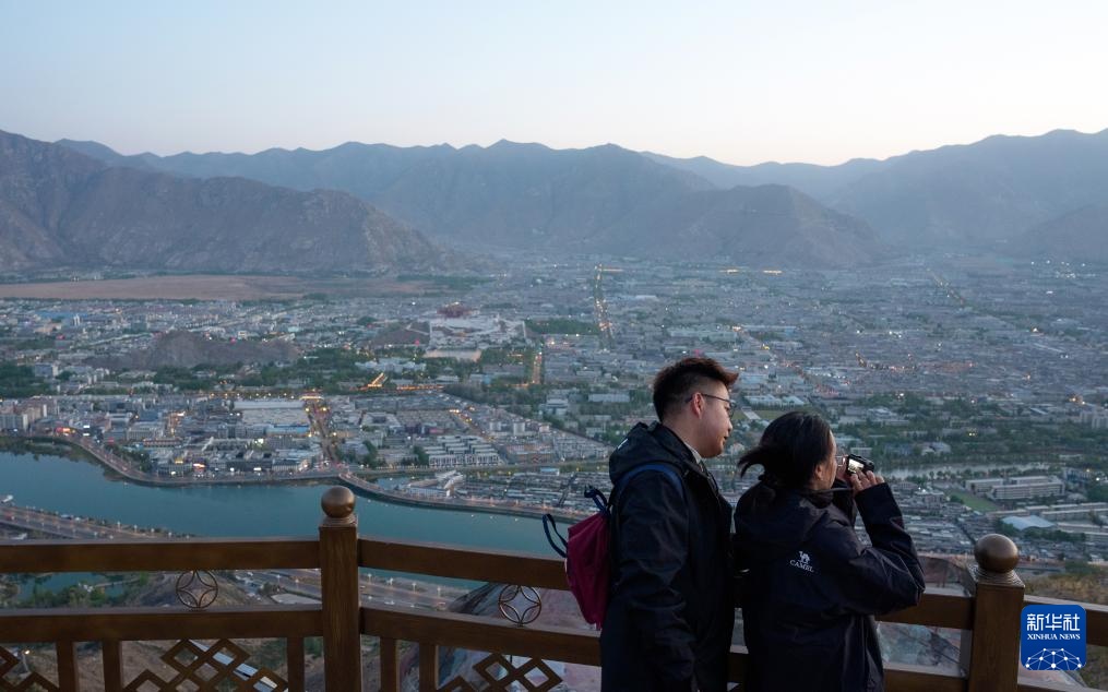 满目青绿映拉萨 南山观景正当时