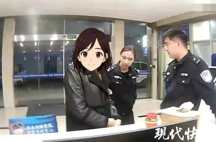 这瓶豆瓣酱不对劲！一快递员立即报警，60岁大妈彻底傻眼