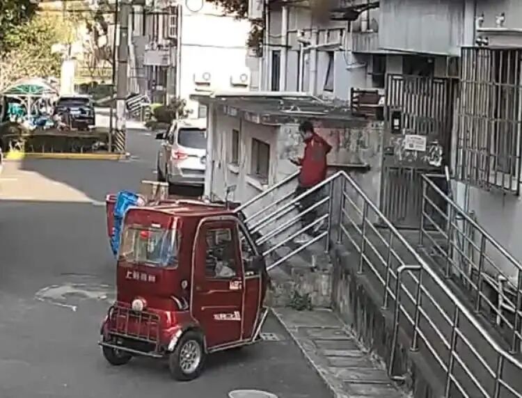 “快递员”偷快递！7999元手机放门口“失踪”，警方循“开机”线索抓获抓获嫌疑人