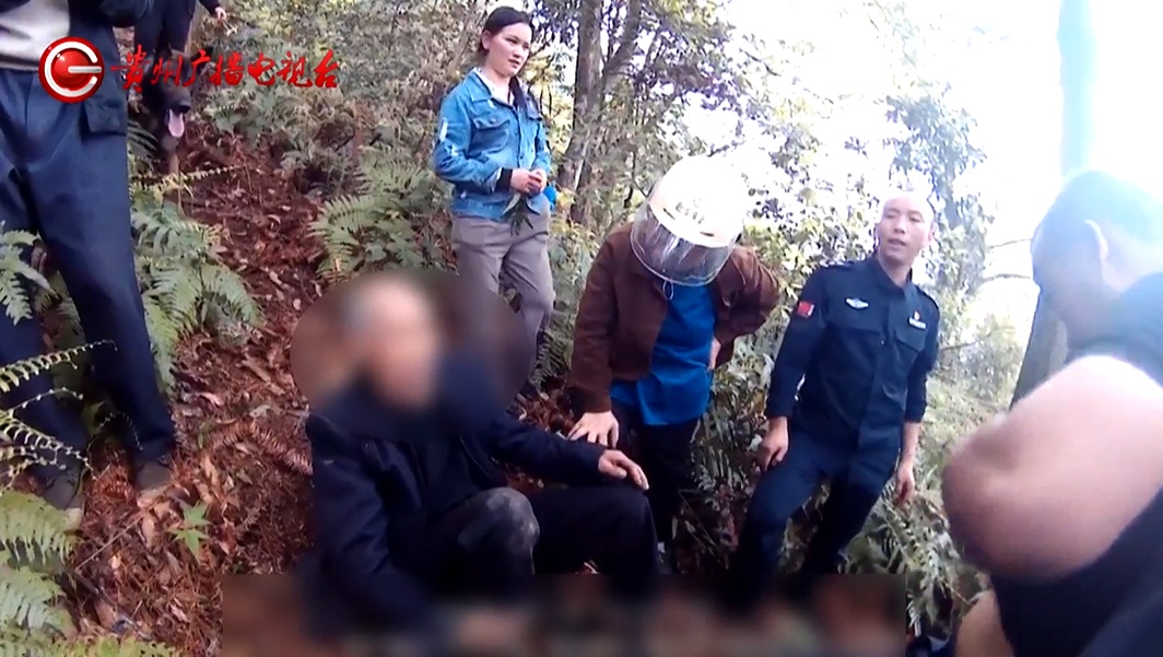 贵州八旬老人上山采药，被卡树枝失联一夜，最后：汪汪队立大功