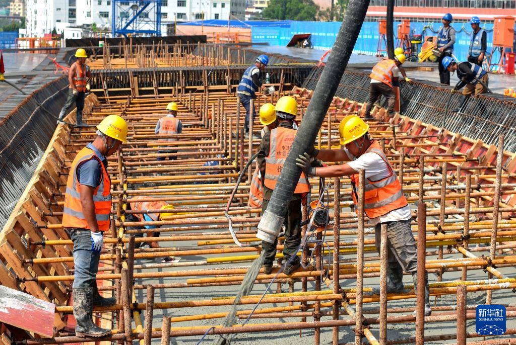 深圳机荷高速改扩建工程浇筑首块现浇梁