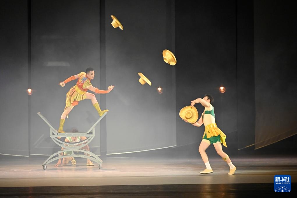 杂技剧《天鹅》展翅莫斯科大剧院