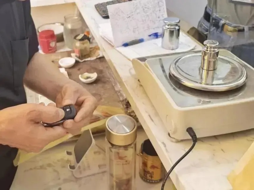 遥控器藏口袋，按一下“偷”金，广东广州一黄金店因使用“遥控作弊秤”被立案