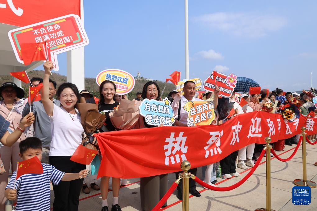 中国海军“丝路方舟”号医院船圆满完成“和谐使命-2025”任务归国