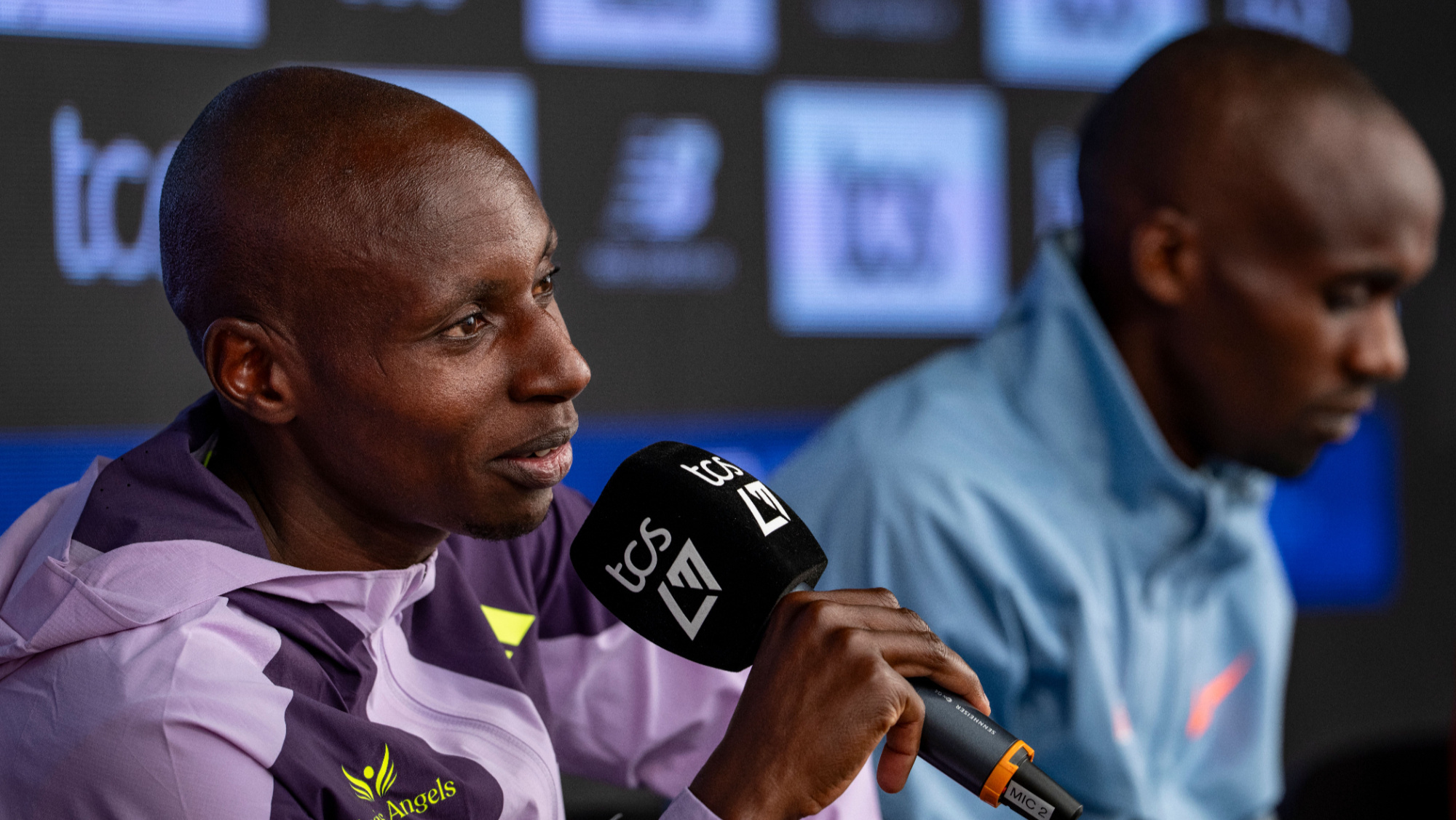 肯尼亚选手萨维1小时59分30秒 打破男子马拉松世界纪录