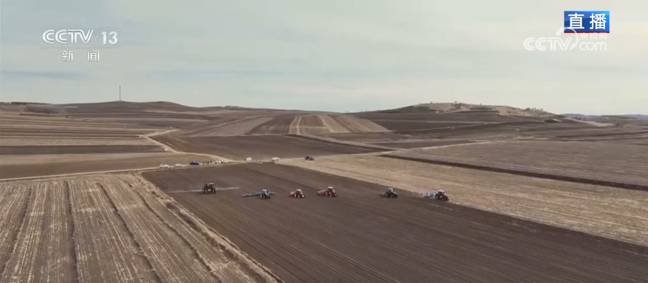 “智能机械+科学种植”让玉米播种按下“快进键” 智慧春耕高效推进