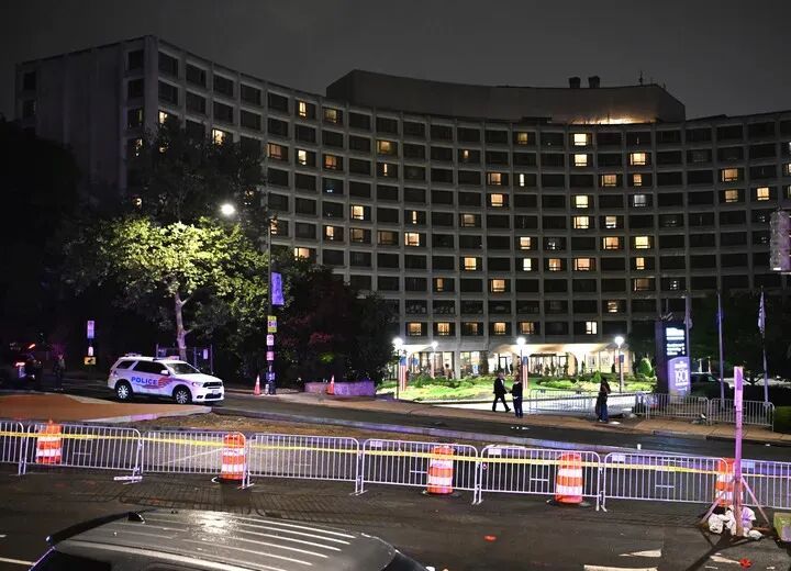 撤离途中，特朗普一度踉跄，为何如此严密的安保还会发生枪击事件？