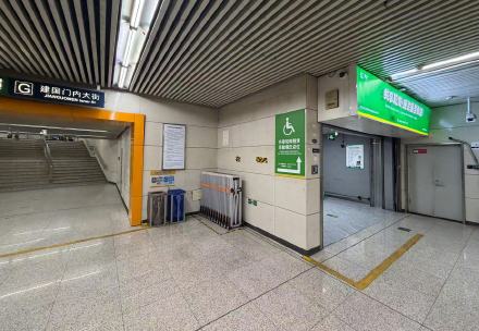 东单站北京市首个地铁“共享轮椅便民服务驿站”