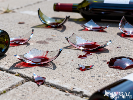 老人对子女不满 怒将五箱红酒十楼抛下