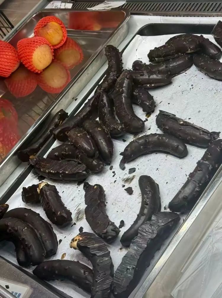 继巧克力香蕉后，江南大学食堂推出巧克力菠萝，店员：菠萝裹巧克力会出水，已停产