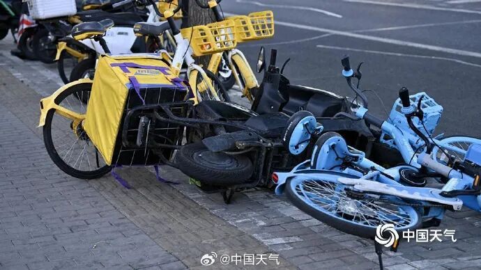 树枝折断，电动车倒地…北京大部地区阵风达8级，还有短时沙尘！大风何时能停？
