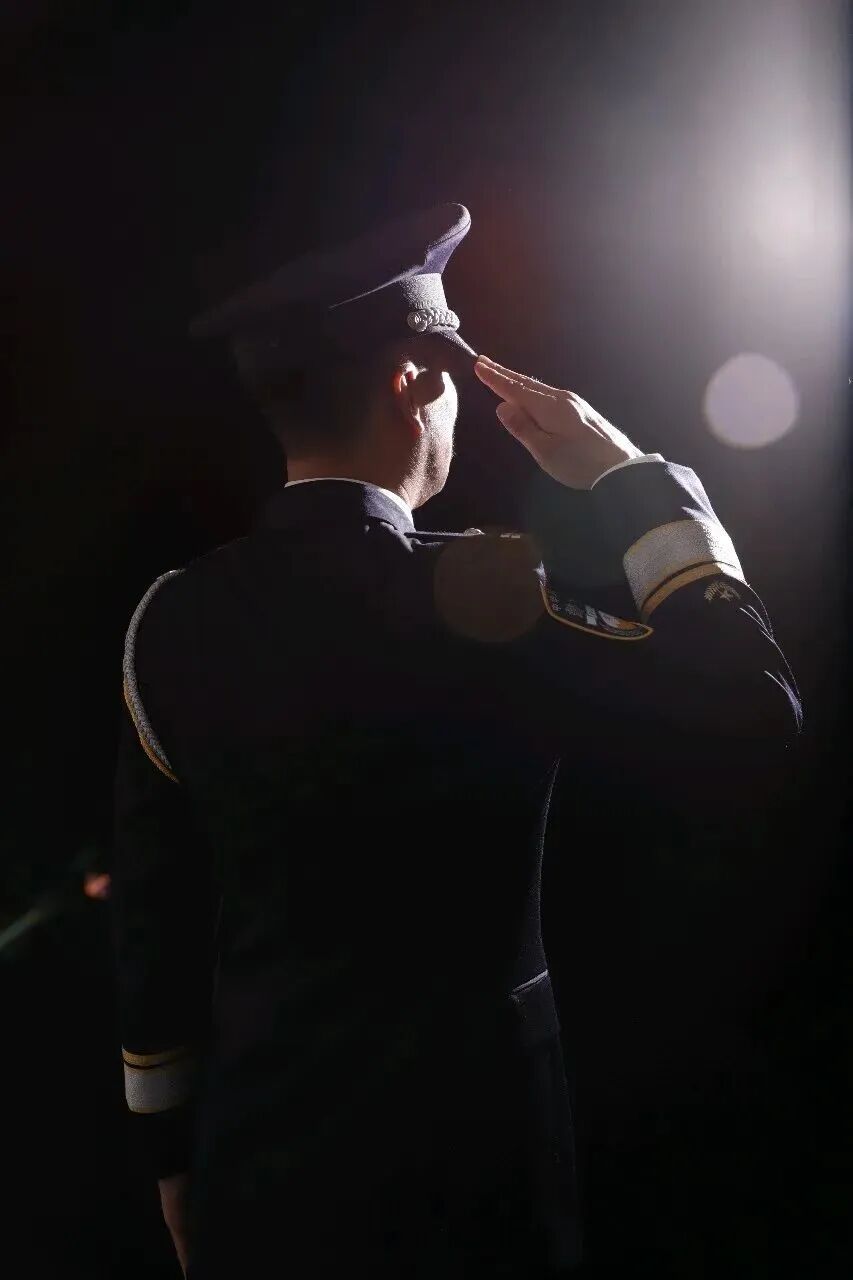 致敬！不能公开真名真容的“王警官”