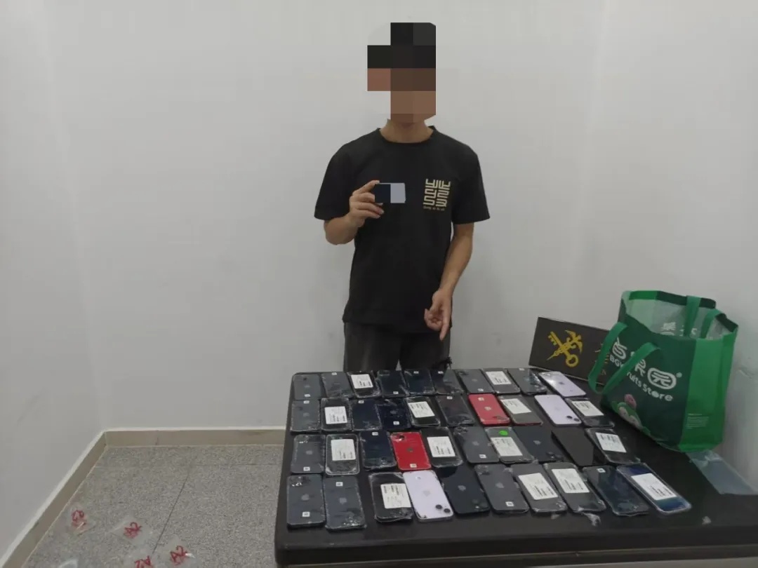 男子过海关时神情异常、步伐急促，关员检查后发现，男子腰腹处、双腿处用塑料薄膜绑了40台旧手机