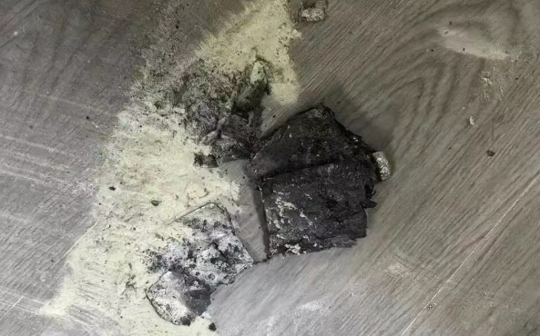 睡觉时突然炸了！看完这个，赶紧拔掉床头的它